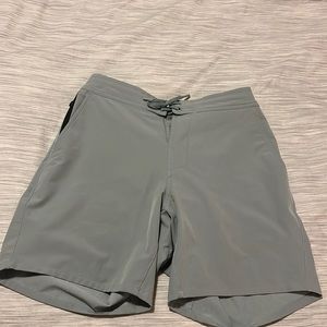 Ten thousand Small 7in with liner. Foundation style. Light green